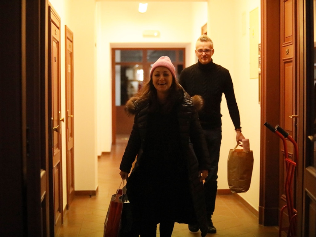 Dziesięcioosobowa rodzina dostała pomoc! Urzędnicy i strażacy w akcji [ZDJĘCIA]