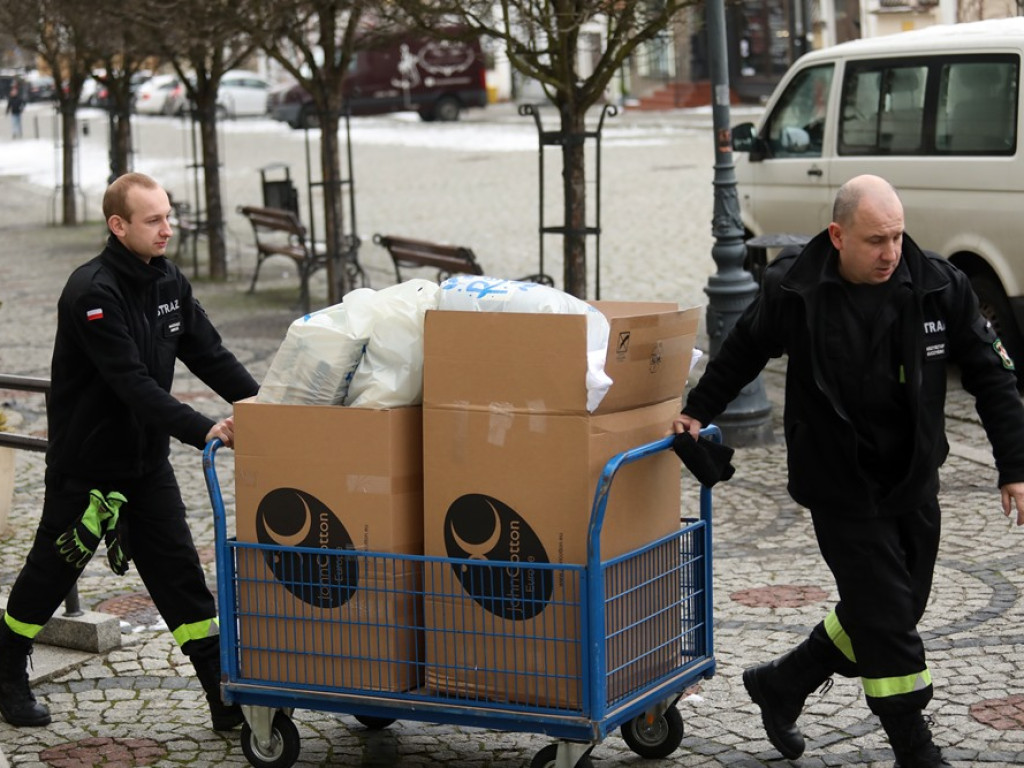 Dziesięcioosobowa rodzina dostała pomoc! Urzędnicy i strażacy w akcji [ZDJĘCIA]