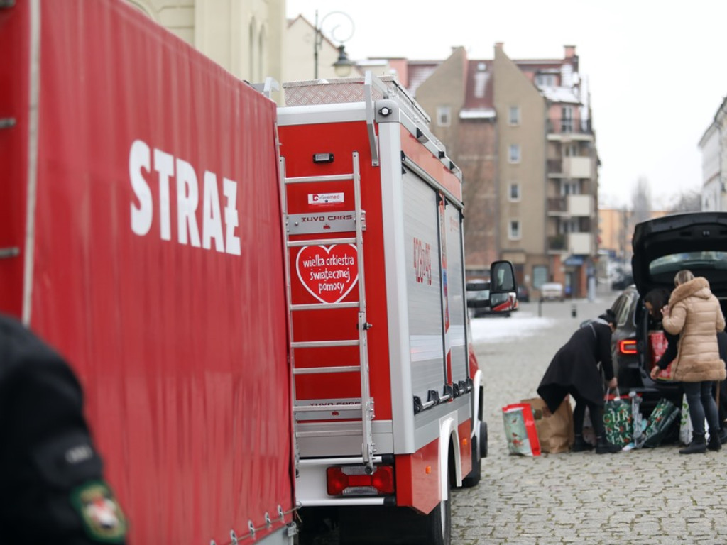 Dziesięcioosobowa rodzina dostała pomoc! Urzędnicy i strażacy w akcji [ZDJĘCIA]