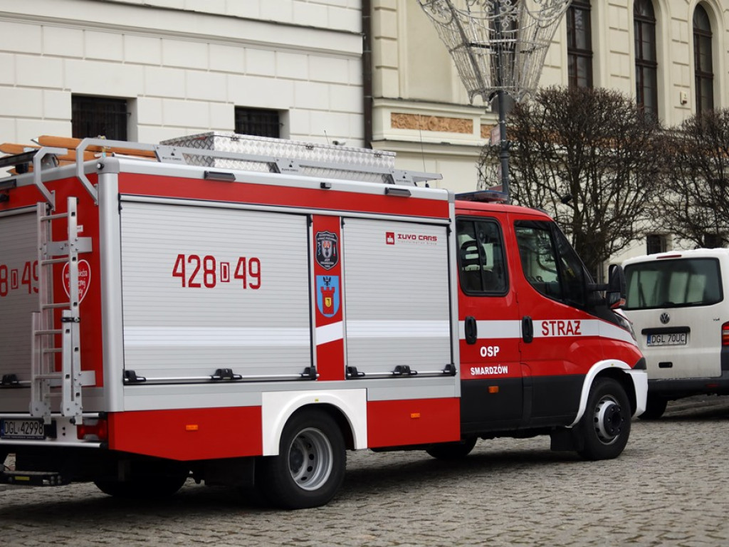 Dziesięcioosobowa rodzina dostała pomoc! Urzędnicy i strażacy w akcji [ZDJĘCIA]