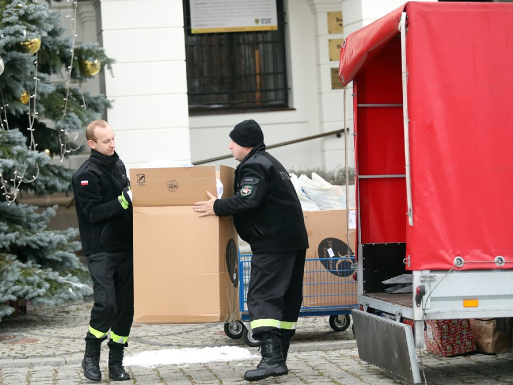 Dziesięcioosobowa rodzina dostała pomoc! Urzędnicy i strażacy w akcji [ZDJĘCIA]