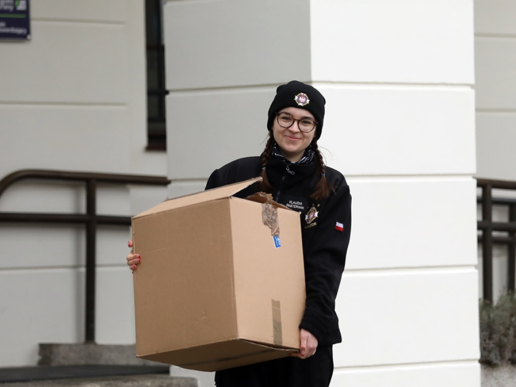 Dziesięcioosobowa rodzina dostała pomoc! Urzędnicy i strażacy w akcji [ZDJĘCIA]