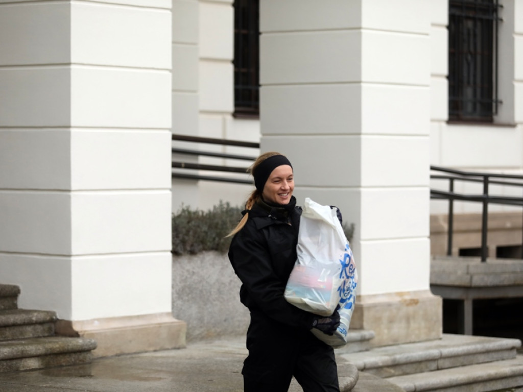 Dziesięcioosobowa rodzina dostała pomoc! Urzędnicy i strażacy w akcji [ZDJĘCIA]