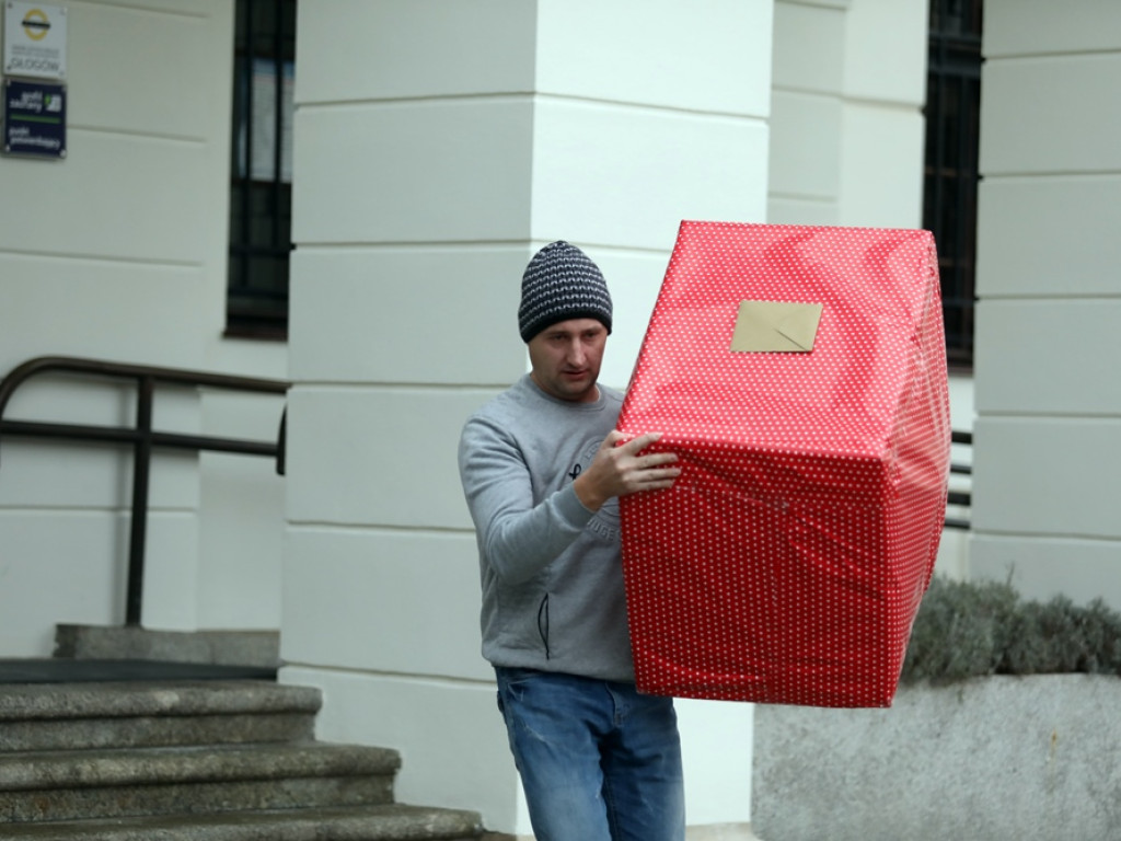 Dziesięcioosobowa rodzina dostała pomoc! Urzędnicy i strażacy w akcji [ZDJĘCIA]