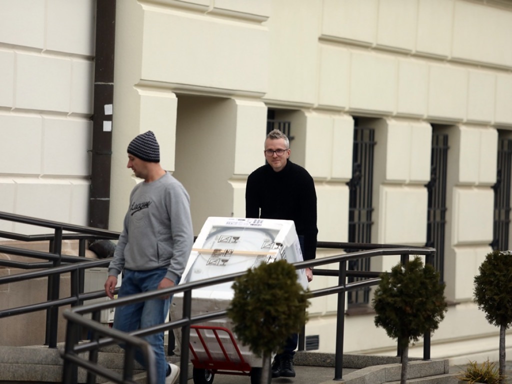 Dziesięcioosobowa rodzina dostała pomoc! Urzędnicy i strażacy w akcji [ZDJĘCIA]
