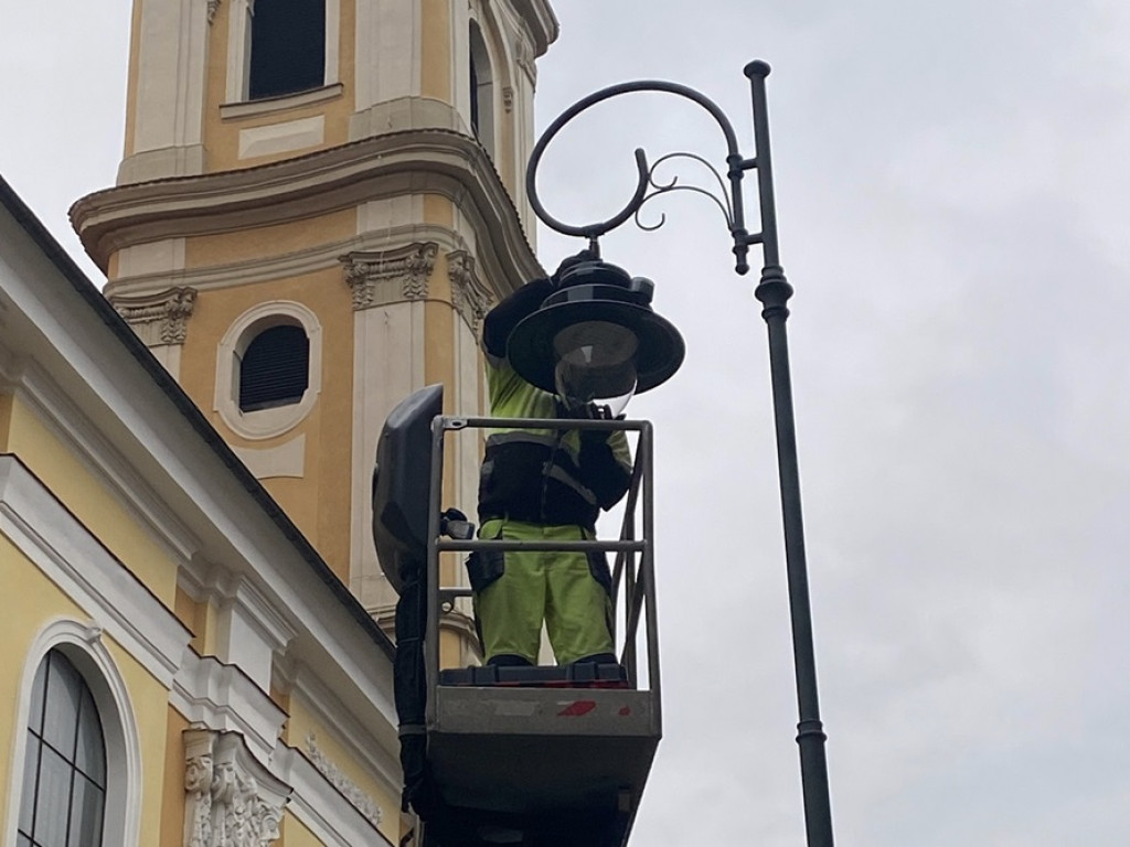 Rozpoczęła się wymiana lamp na Starym Mieście [ZDJĘCIA]