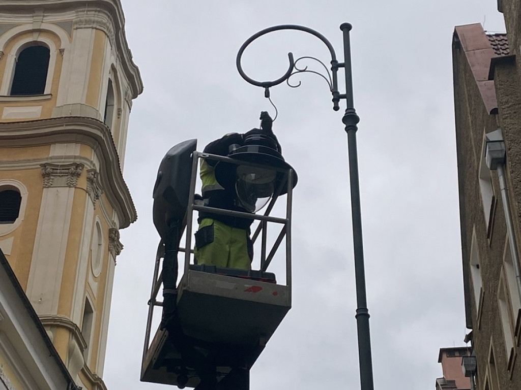 Rozpoczęła się wymiana lamp na Starym Mieście [ZDJĘCIA]