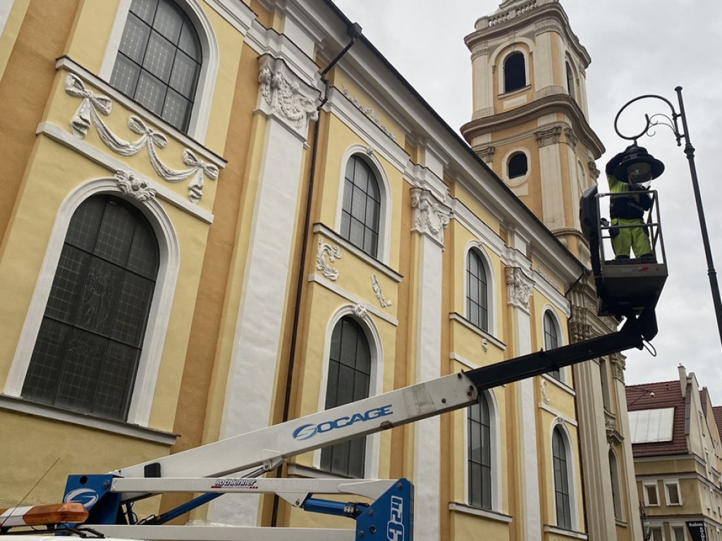 Rozpoczęła się wymiana lamp na Starym Mieście [ZDJĘCIA]