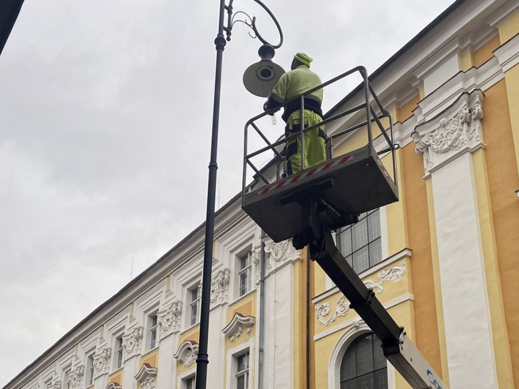 Rozpoczęła się wymiana lamp na Starym Mieście [ZDJĘCIA]