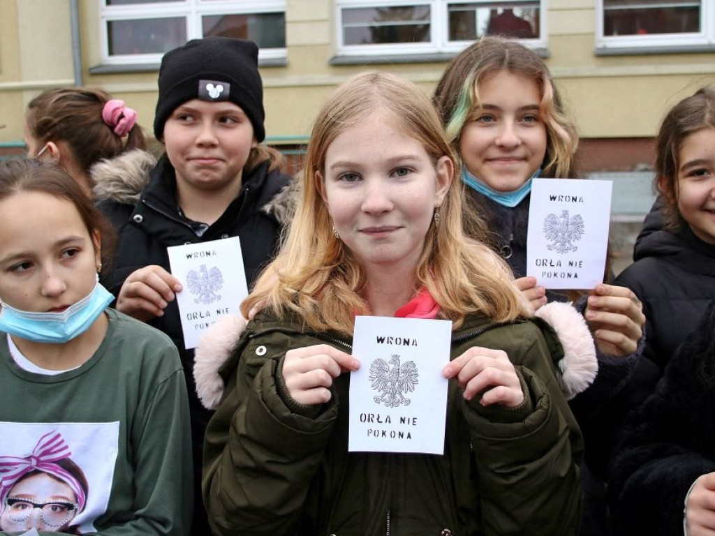 Lekcja historii. Do szkoły z przepustkami [ZDJĘCIA]