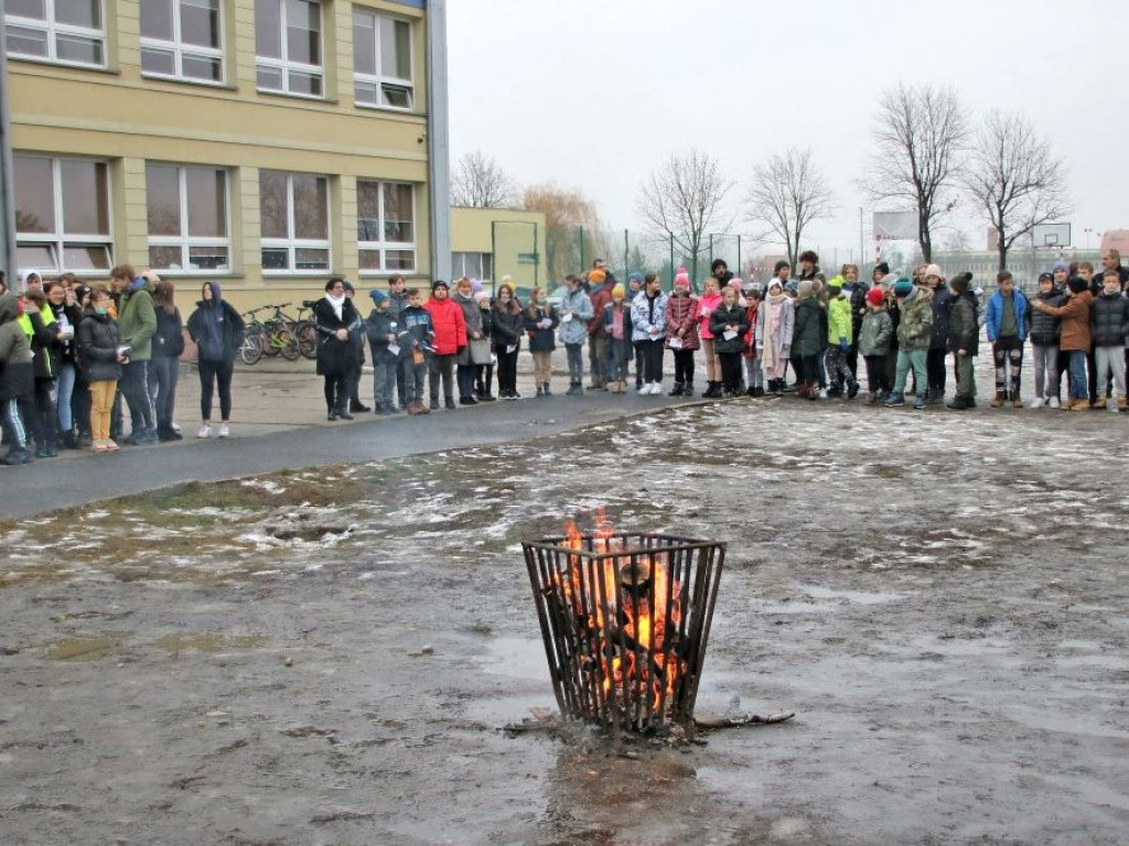 Lekcja historii. Do szkoły z przepustkami [ZDJĘCIA]