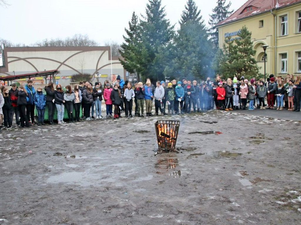 Lekcja historii. Do szkoły z przepustkami [ZDJĘCIA]