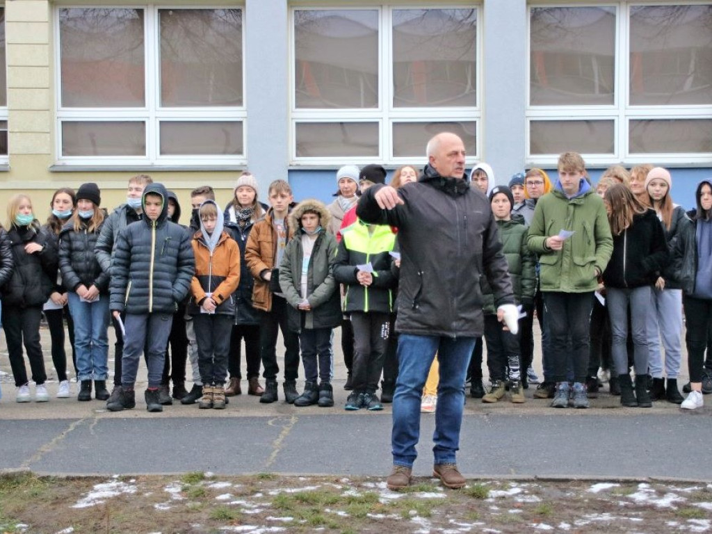 Lekcja historii. Do szkoły z przepustkami [ZDJĘCIA]