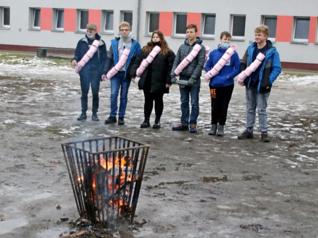 Lekcja historii. Do szkoły z przepustkami [ZDJĘCIA]