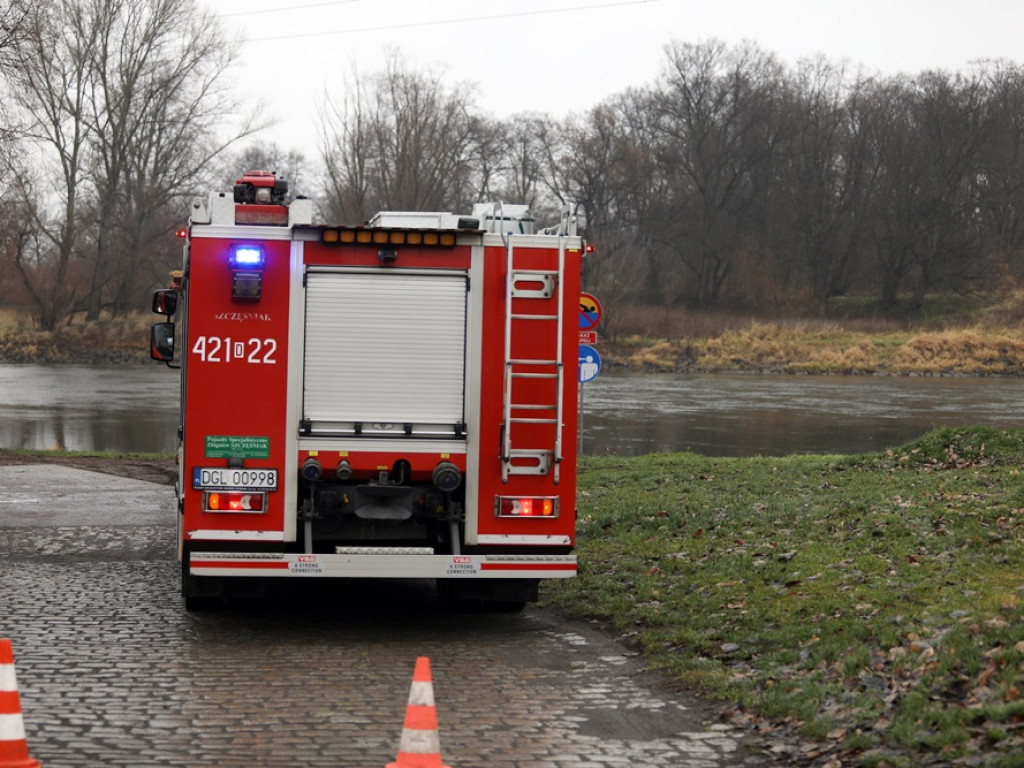 Akcja ratunkowa na moście kolejowym! Mężczyzna chciał skoczyć do Odry w Głogowe [ZDJĘCIA]