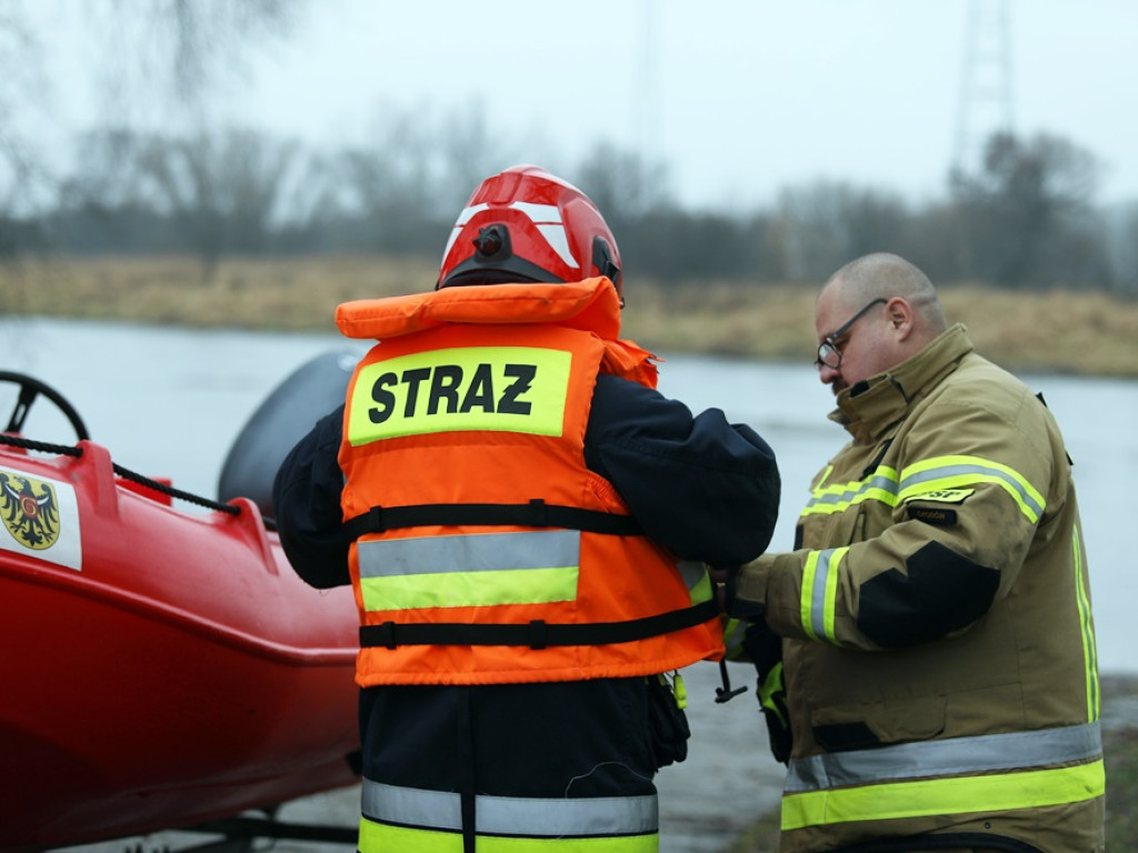 Akcja ratunkowa na moście kolejowym! Mężczyzna chciał skoczyć do Odry w Głogowe [ZDJĘCIA]