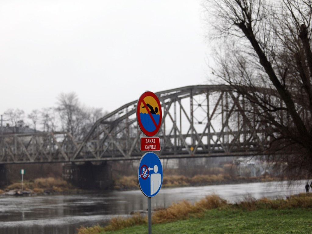 Akcja ratunkowa na moście kolejowym! Mężczyzna chciał skoczyć do Odry w Głogowe [ZDJĘCIA]
