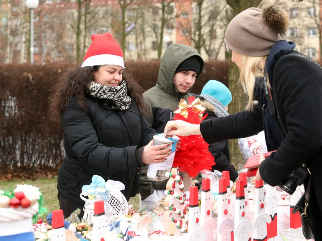 Świąteczny kiermasz i szczytny cel akcji na targowisku [ZDJĘCIA]