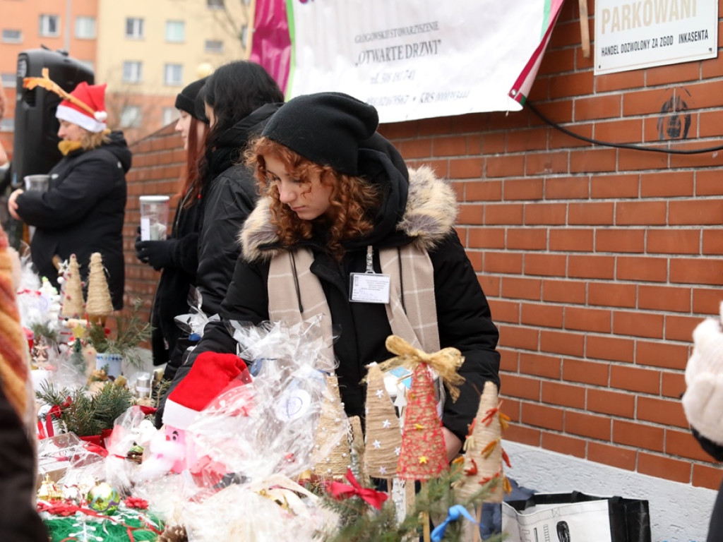 Świąteczny kiermasz i szczytny cel akcji na targowisku [ZDJĘCIA]