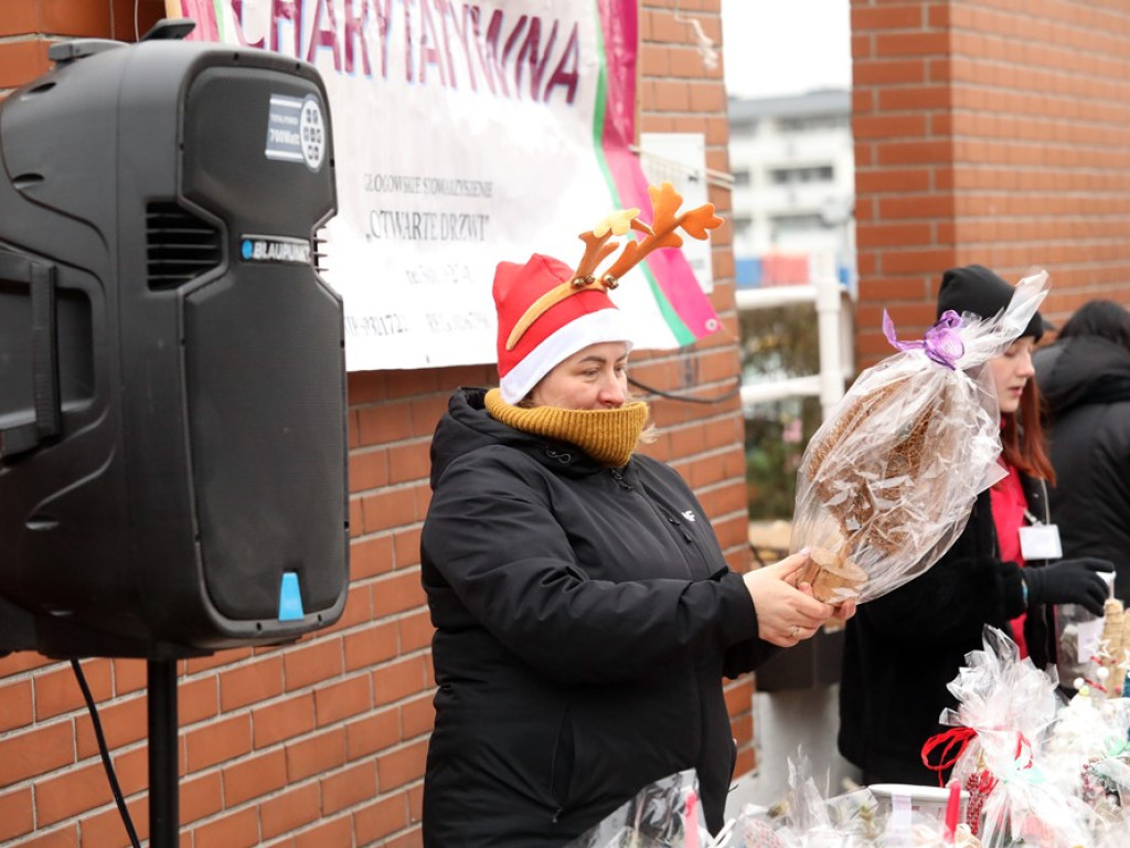 Świąteczny kiermasz i szczytny cel akcji na targowisku [ZDJĘCIA]