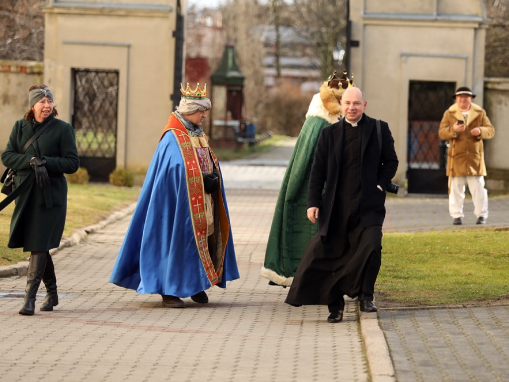 Orszak Trzech Króli na głogowskim rynku. Śpiewali kolędy [ZDJĘCIA]
