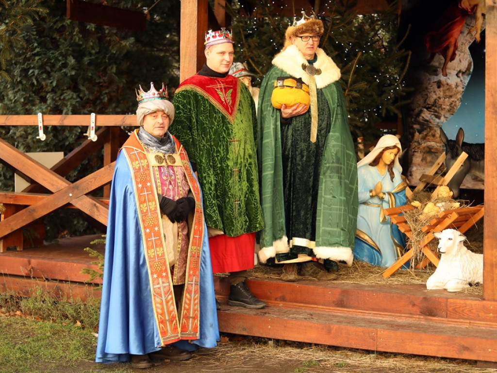 Orszak Trzech Króli na głogowskim rynku. Śpiewali kolędy [ZDJĘCIA]