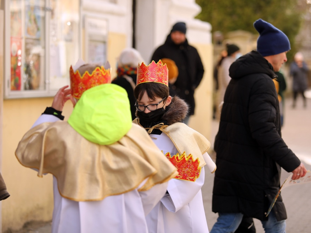 Orszak Trzech Króli na głogowskim rynku. Śpiewali kolędy [ZDJĘCIA]