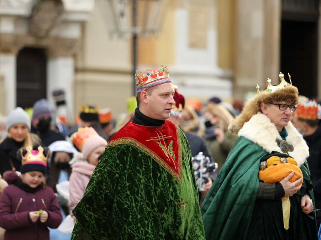 Orszak Trzech Króli na głogowskim rynku. Śpiewali kolędy [ZDJĘCIA]