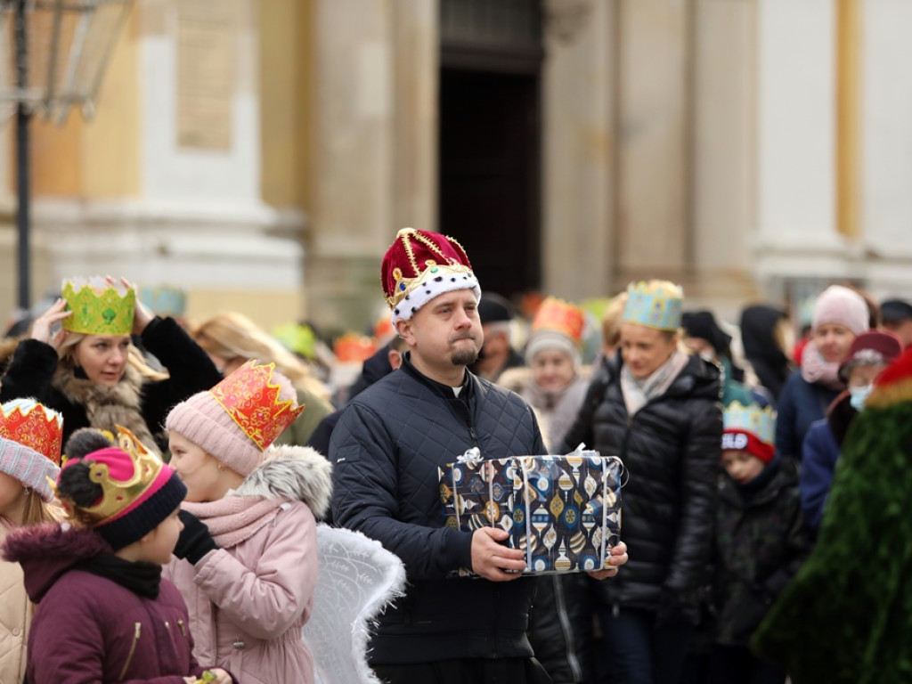 Orszak Trzech Króli na głogowskim rynku. Śpiewali kolędy [ZDJĘCIA]