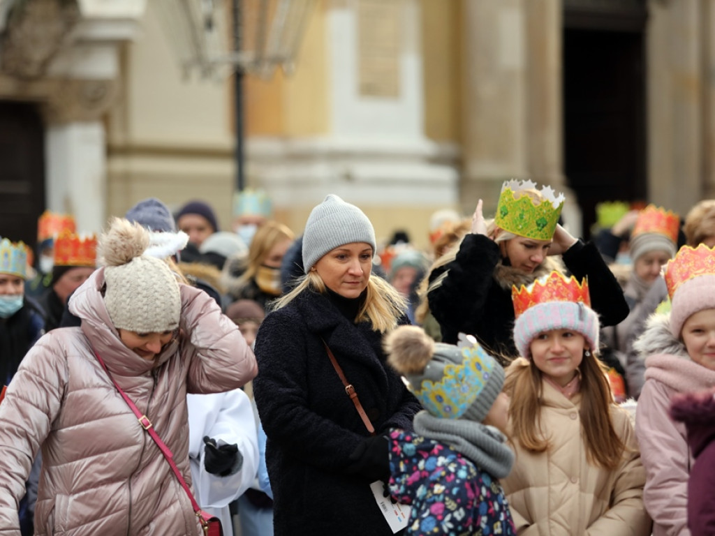 Orszak Trzech Króli na głogowskim rynku. Śpiewali kolędy [ZDJĘCIA]