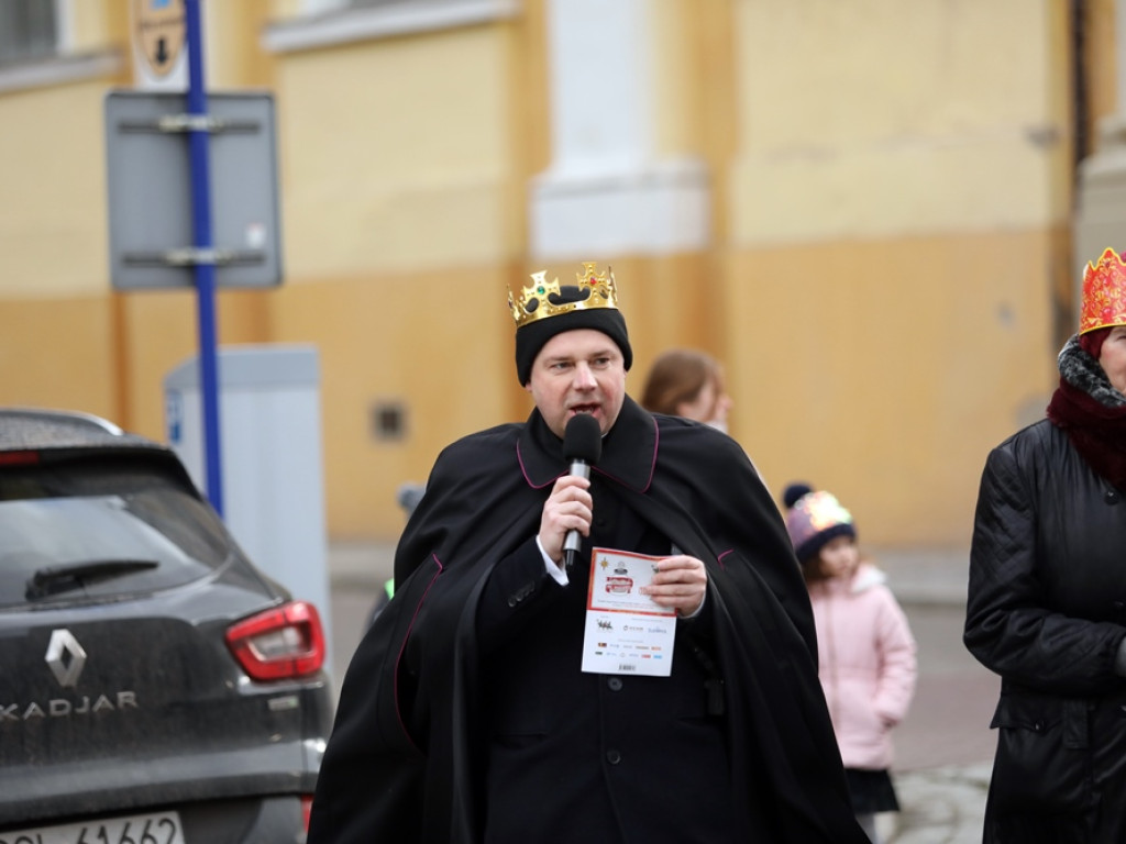 Orszak Trzech Króli na głogowskim rynku. Śpiewali kolędy [ZDJĘCIA]