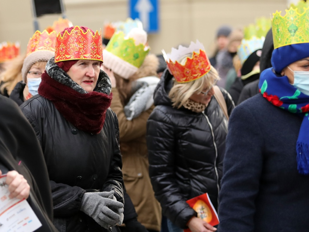Orszak Trzech Króli na głogowskim rynku. Śpiewali kolędy [ZDJĘCIA]