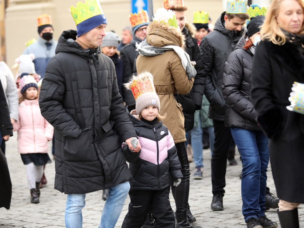 Orszak Trzech Króli na głogowskim rynku. Śpiewali kolędy [ZDJĘCIA]