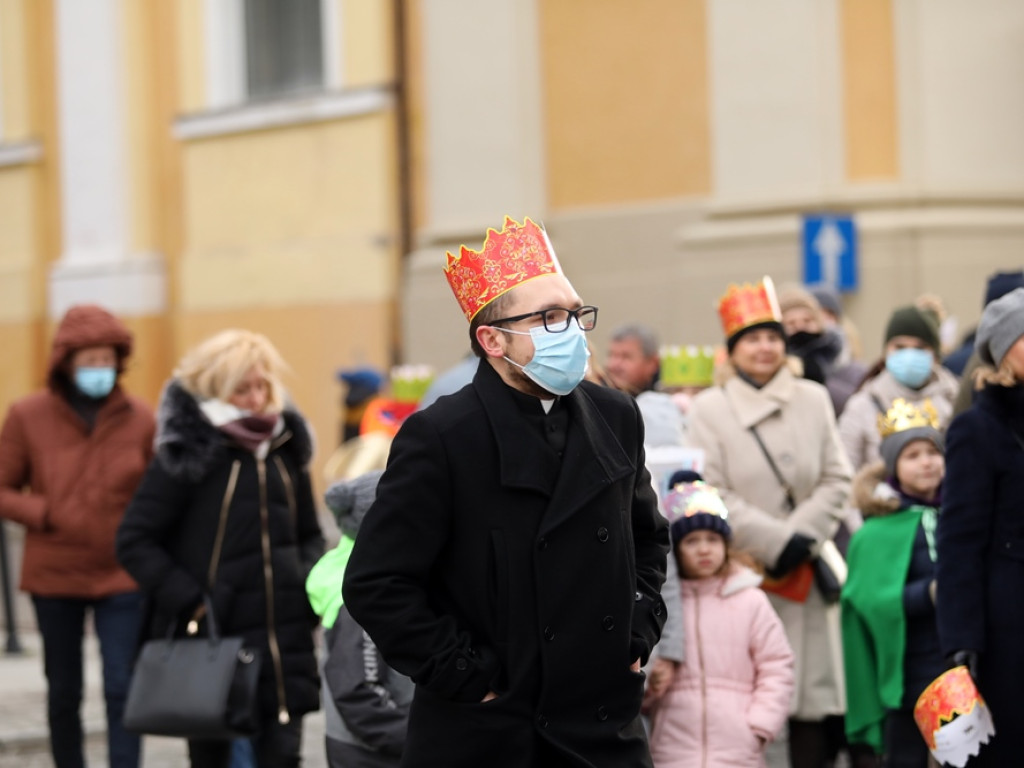 Orszak Trzech Króli na głogowskim rynku. Śpiewali kolędy [ZDJĘCIA]