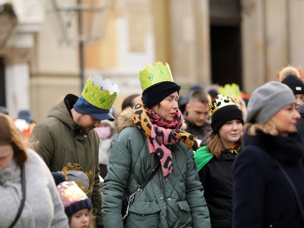 Orszak Trzech Króli na głogowskim rynku. Śpiewali kolędy [ZDJĘCIA]