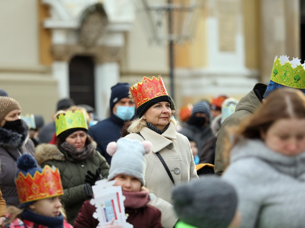 Orszak Trzech Króli na głogowskim rynku. Śpiewali kolędy [ZDJĘCIA]