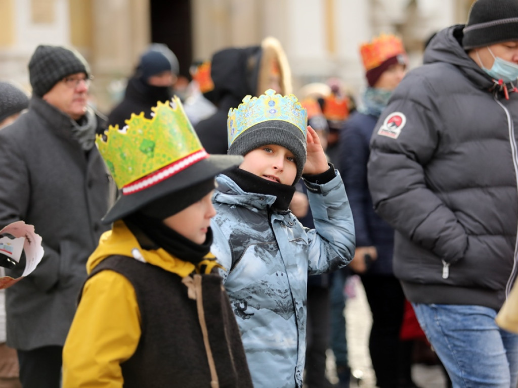 Orszak Trzech Króli na głogowskim rynku. Śpiewali kolędy [ZDJĘCIA]