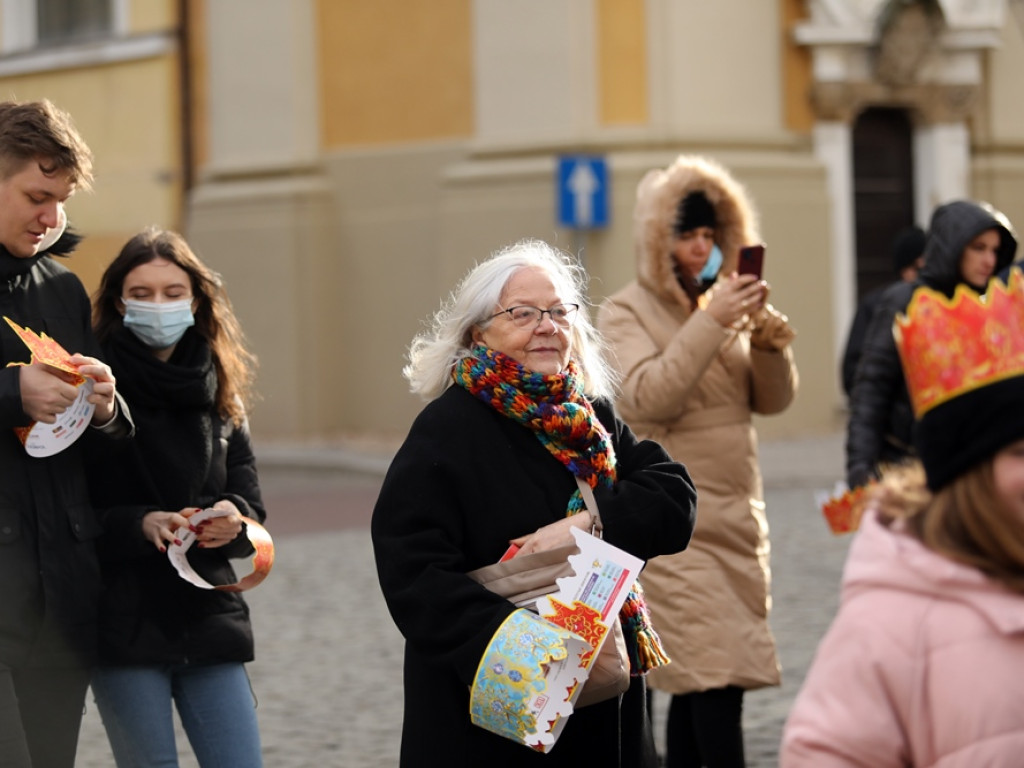 Orszak Trzech Króli na głogowskim rynku. Śpiewali kolędy [ZDJĘCIA]