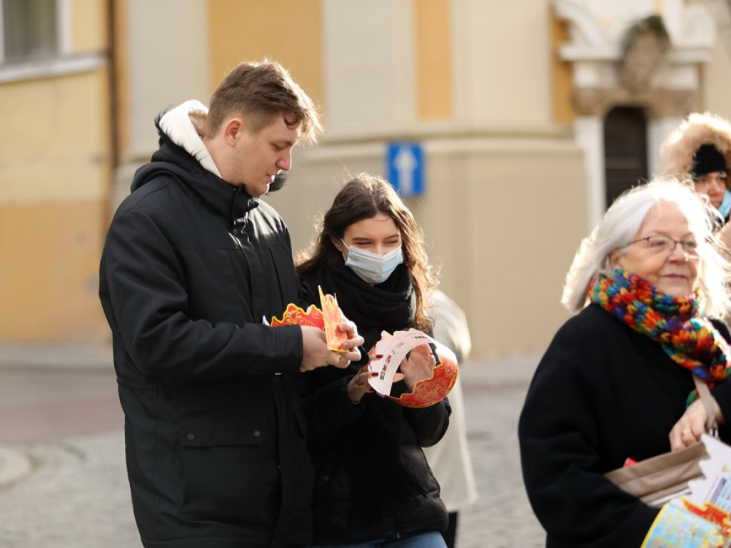 Orszak Trzech Króli na głogowskim rynku. Śpiewali kolędy [ZDJĘCIA]