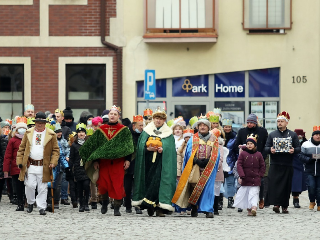 Orszak Trzech Króli na głogowskim rynku. Śpiewali kolędy [ZDJĘCIA]