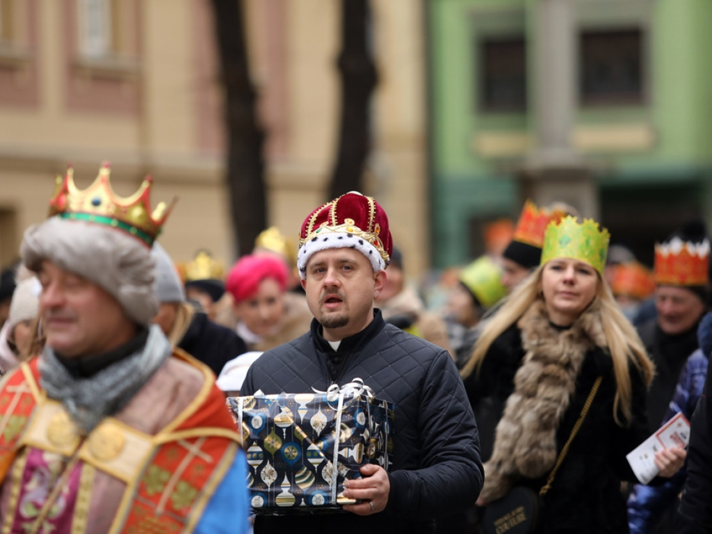 Orszak Trzech Króli na głogowskim rynku. Śpiewali kolędy [ZDJĘCIA]