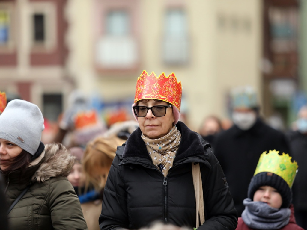 Orszak Trzech Króli na głogowskim rynku. Śpiewali kolędy [ZDJĘCIA]