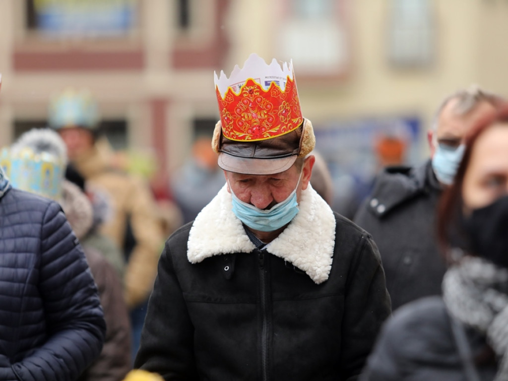 Orszak Trzech Króli na głogowskim rynku. Śpiewali kolędy [ZDJĘCIA]