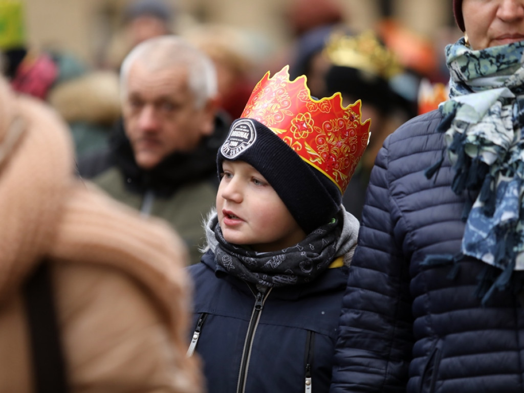 Orszak Trzech Króli na głogowskim rynku. Śpiewali kolędy [ZDJĘCIA]