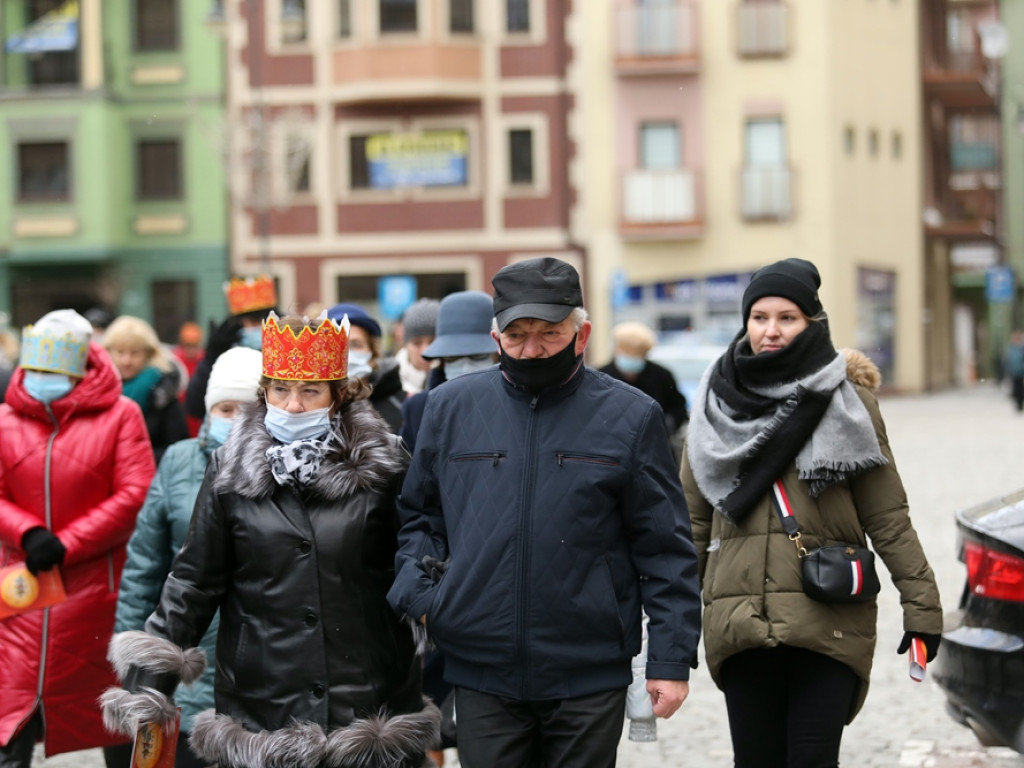 Orszak Trzech Króli na głogowskim rynku. Śpiewali kolędy [ZDJĘCIA]