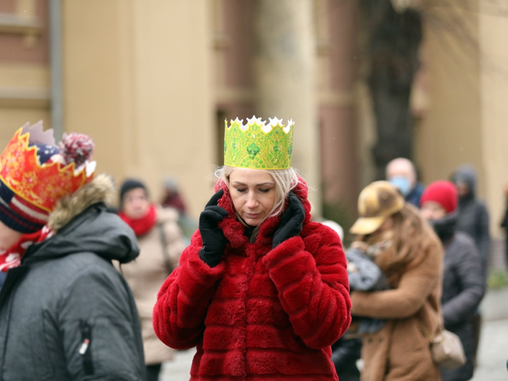 Orszak Trzech Króli na głogowskim rynku. Śpiewali kolędy [ZDJĘCIA]