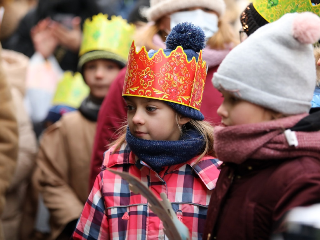 Orszak Trzech Króli na głogowskim rynku. Śpiewali kolędy [ZDJĘCIA]