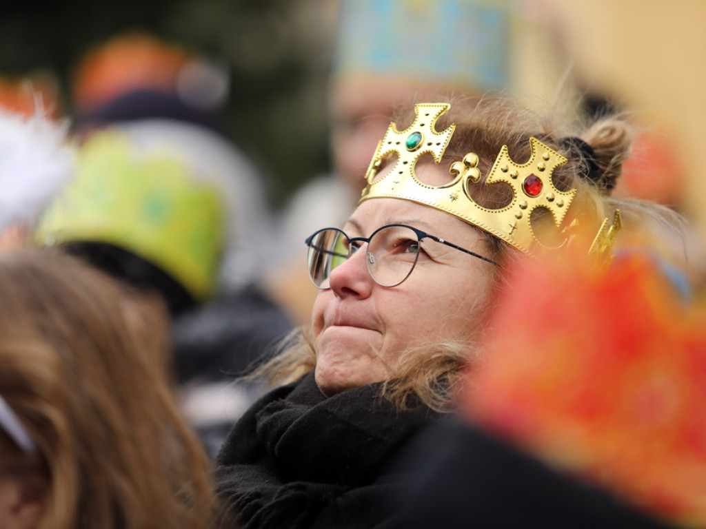 Orszak Trzech Króli na głogowskim rynku. Śpiewali kolędy [ZDJĘCIA]