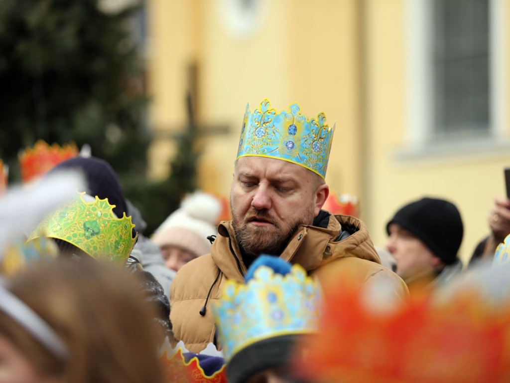 Orszak Trzech Króli na głogowskim rynku. Śpiewali kolędy [ZDJĘCIA]
