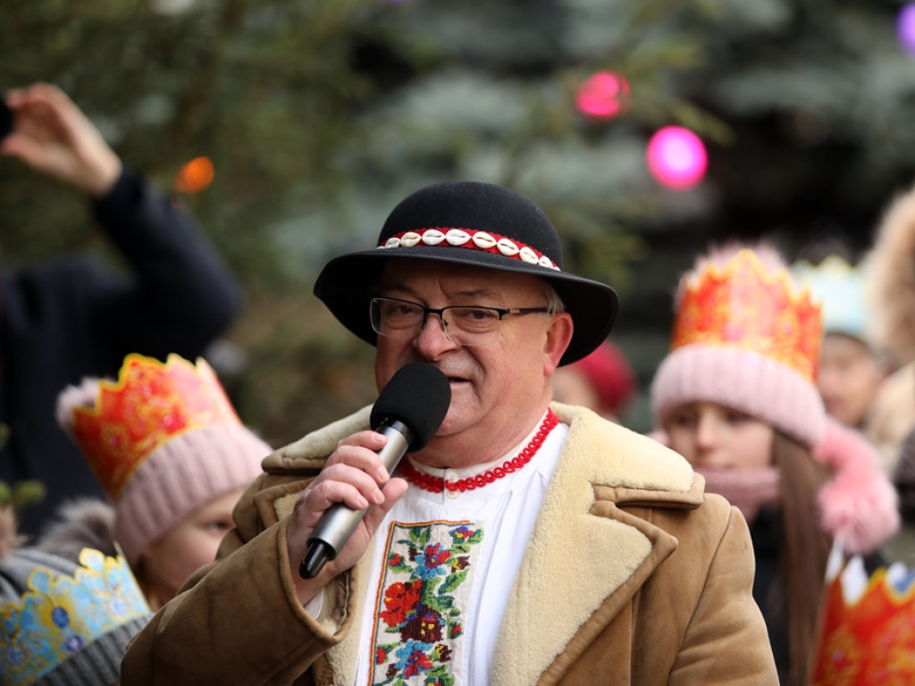 Orszak Trzech Króli na głogowskim rynku. Śpiewali kolędy [ZDJĘCIA]